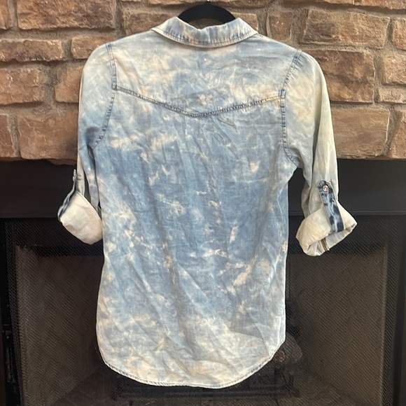 a’gaci blue and white high low button down shirt with rolled sleeves. Small - Picture 6 of 7